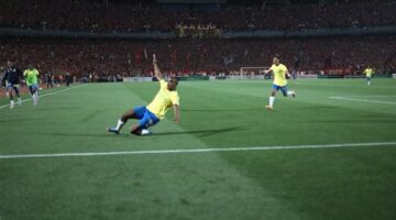 فيديو وصور|صنداونز يحتفل بالتأهل.. وجماهير الأهلي تقذف كولر بزجاجات المياه