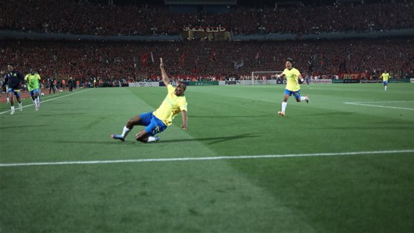 فيديو وصور|صنداونز يحتفل بالتأهل.. وجماهير الأهلي تقذف كولر بزجاجات المياه فيديو وصور|صنداونز يحتفل بالتأهل.. وجماهير الأهلي تقذف كولر بزجاجات المياه
