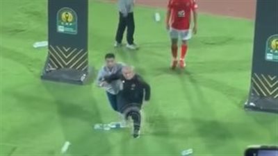 11 بطولة لم تشفع له.. جماهير الأهلي تهاجم مارسيل كولر بزجاجات المياه بعد الخروج الإفريقي (فيديو)