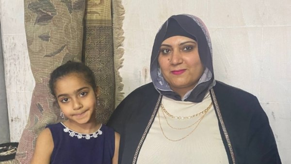 خريجة تجارة.. سلمي تعمل في غسيل السجاد لمساعدة زوجها بالقاهرة|فيديو خريجة تجارة.. سلمي تعمل في غسيل السجاد لمساعدة زوجها بالقاهرة|فيديو