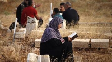 حكم عمل استراحة عند القبر للجلوس عليها