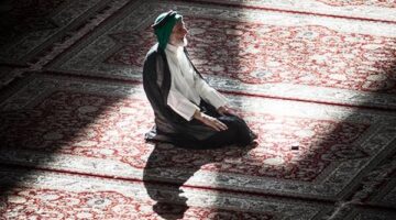 ما حكم ترديد الصلاة على النبي أثناء الصلاة؟.. الإفتاء تجيب