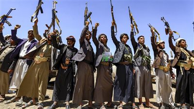 حملة الحوثيين الجوية تتعثر: المسيرات تسقط والحوثيون يصمدون رغم 700 هدف