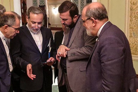 جولة ثالثة من محادثات الملف النووي تنطلق في مسقط بين إيران وأمريكا.. تهديدات وضغوط وشروط “صارمة” على الطاولة جولة ثالثة من محادثات الملف النووي تنطلق في مسقط بين إيران وأمريكا.. تهديدات وضغوط وشروط “صارمة” على الطاولة