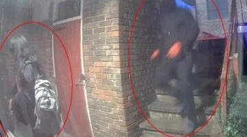 لحظات مرعبة.. مسلح يهاجم امرأة بسكين على عتبة منزلها.. (فيديو)