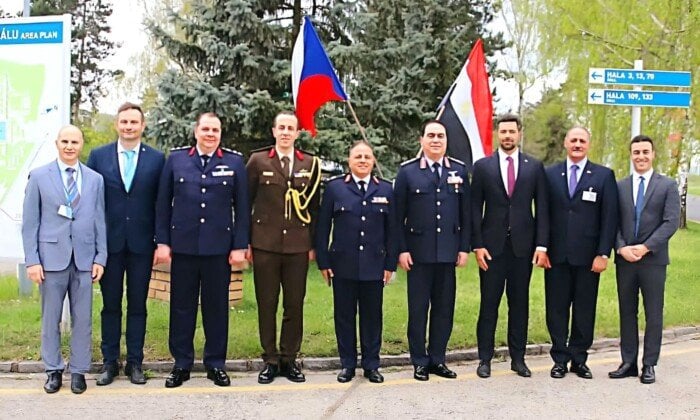قائد القوات الجوية يناقش تعزيز التعاون العسكري مع مسؤولي القوات المسلحة التشيكية قائد القوات الجوية يناقش تعزيز التعاون العسكري مع مسؤولي القوات المسلحة التشيكية