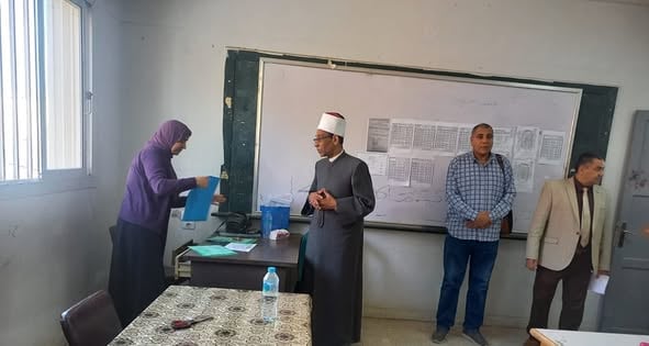  الشيخ فواز عبادي رئيس الإدارة المركزية لمنطقة القاهرة الأزهرية يتفقد لجنه معهد السلطان راشد. 
