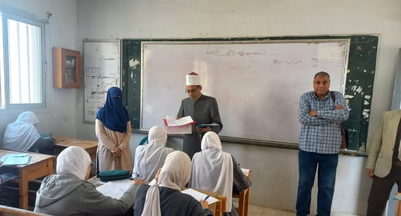  الشيخ فواز عبادي رئيس الإدارة المركزية لمنطقة القاهرة الأزهرية يتفقد لجنه معهد السلطان راشد. 