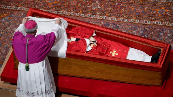 على رأسهم ترامب.. قادة العالم يصلون روما لتشييع جثمان بابا الفاتيكان على رأسهم ترامب.. قادة العالم يصلون روما لتشييع جثمان بابا الفاتيكان