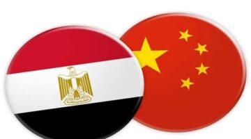 ليه الصين بتوسع استثماراتها في مصر؟ وإيه علاقة ده بحربها مع الأمريكان؟ (فيديو)