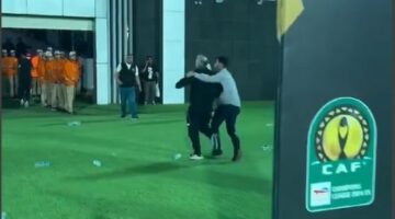شاهد| مدرب الأهلي المصري يركض هرباً من إلقاء الجماهير لعبوات المياه &nbsp;