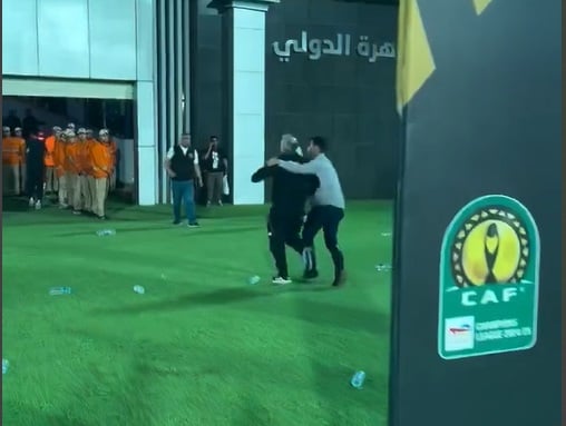 شاهد| مدرب الأهلي المصري يركض هرباً من إلقاء الجماهير لعبوات المياه شاهد| مدرب الأهلي المصري يركض هرباً من إلقاء الجماهير لعبوات المياه 