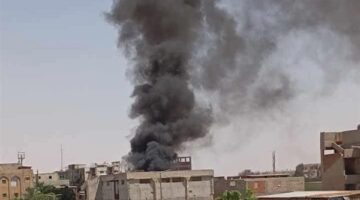 امتد لعمارة سكنية.. حريق مخزن تجاري بأسوان والحماية المدنية تحاول السيطرة