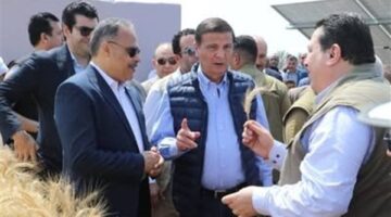 وزير الزراعة ومحافظ الشرقية يفتتحان موسم حصاد القمح