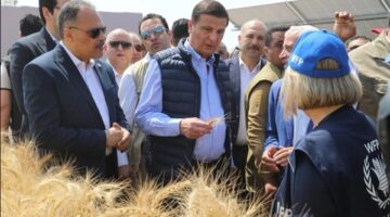 انطلاق موسم حصاد القمح بالشرقية.. وزير الزراعة: غرف عمليات بجميع المحافظات لمتابعة عمليات الحصاد والتوريد.. توفير 20 ماكينة حصاد آلي بالمحافظة لتقليل الفاقد والتكاليف