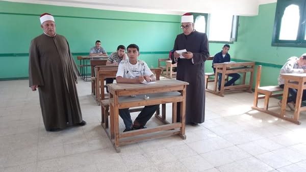 رئيس الإدارة المركزية لمنطقة القليوبية الأزهرية يتفقد لجان امتحانات النقل بالثانوية (صور) رئيس الإدارة المركزية لمنطقة القليوبية الأزهرية يتفقد لجان امتحانات النقل بالثانوية (صور)