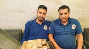أمانة تُدرس.. مسعفان يسلمان مبلغًا ماليًا عثرا عليه بحوزة مصاب بحادث مروري