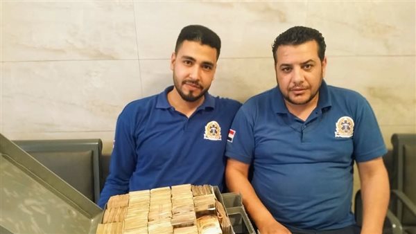 أمانة تُدرس.. مسعفان يسلمان مبلغًا ماليًا عثرا عليه بحوزة مصاب بحادث مروري أمانة تُدرس.. مسعفان يسلمان مبلغًا ماليًا عثرا عليه بحوزة مصاب بحادث مروري