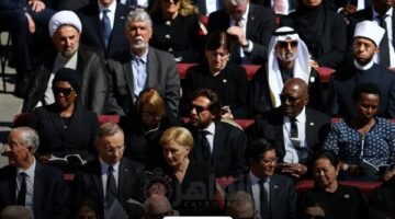 في الصفوف الأولى.. وزير الأوقاف أسامة الأزهري يشارك في جنازة البابا فرنسيس وينقل تعازي شيخ الأزهر
