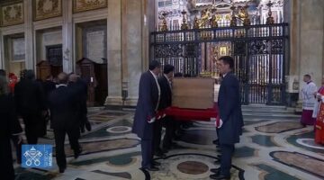 بدء المراسم الجنائزية الرسمية لدفن البابا فرنسيس
