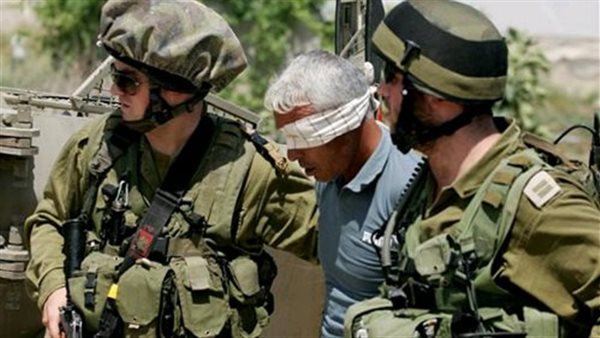 مستوطنون يقتحمون بلدة فلسطينية ويرفعون أعلام الاحتلال مستوطنون يقتحمون بلدة فلسطينية ويرفعون أعلام الاحتلال