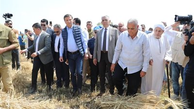 وزير الزراعة يوجه بخفض تكاليف معدات الحصاد لمزارعي القمح وزير الزراعة يوجه بخفض تكاليف معدات الحصاد لمزارعي القمح