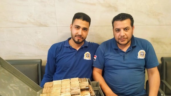 حكاية أمانة مسعف رد 900 ألف جنيه لمصاب أثناء إنقاذه حكاية أمانة مسعف رد 900 ألف جنيه لمصاب أثناء إنقاذه