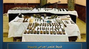 بداخلها بنادق وذخيرة.. ضبط سيارة بها أسلحة نارية بقنا