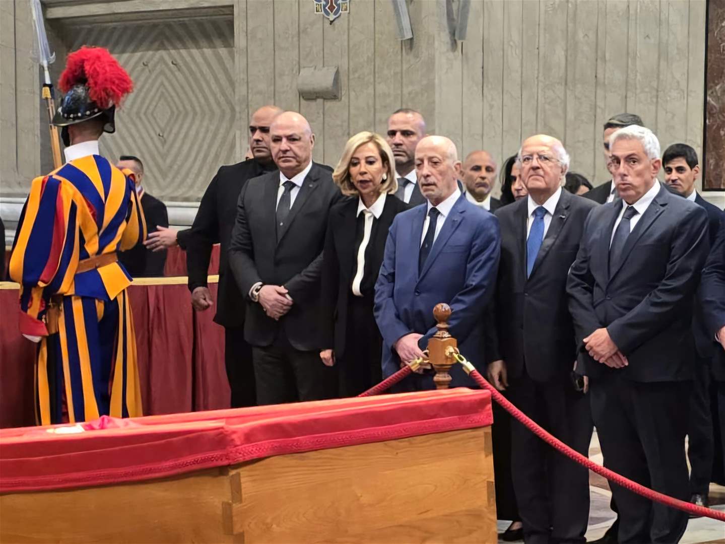 الرئيس عون واللبنانية الأولى غادرا روما عائدين الى بيروت الرئيس عون واللبنانية الأولى غادرا روما عائدين الى بيروت