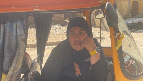 ست بـ 100 راجل.. فاطمة أول سائقة توتكوك ببولاق: محدش بيساعدني وبيتنمروا عليا.. فيديو ست بـ 100 راجل.. فاطمة أول سائقة توتكوك ببولاق: محدش بيساعدني وبيتنمروا عليا.. فيديو