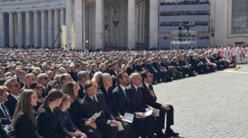 أمين مجلس الحكماء يؤكد استمرار مسيرة الأخوة الإنسانية في عزاء بابا الفاتيكان