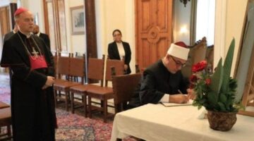 مفتي الجمهورية يقدم واجب العزاء في البابا فرنسيس بسفارة الفاتيكان بالقاهرة