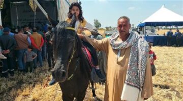 أصغر راقصة خيول في الشرقية .. «إسراء» 8 سنوات تبهر الجميع في ترويض الخيول العربية
