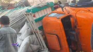 انقلاب سيارة نقل محملة بالخردة بالطريق الصحراوي الشرقي في أخميم بسوهاج
