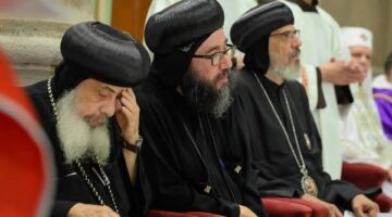 وفد من الكنيسة الأرثوذكسية يقدّم التعزية في «بابا الڤاتيكان» بالقاهرة | صور