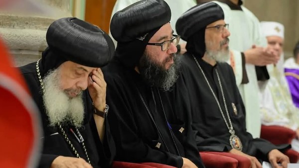 وفد من الكنيسة الأرثوذكسية يقدّم التعزية في «بابا الڤاتيكان» بالقاهرة | صور وفد من الكنيسة الأرثوذكسية يقدّم التعزية في «بابا الڤاتيكان» بالقاهرة | صور