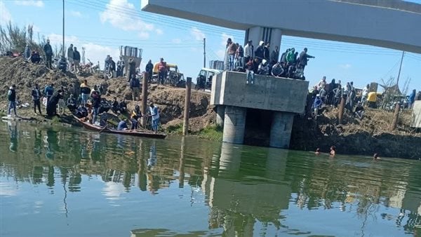 تشييع جثماني صغيرين لقيا مصرعهما غرقا بترعة في قنا تشييع جثماني صغيرين لقيا مصرعهما غرقا بترعة في قنا