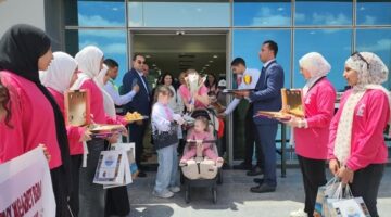مطروح تُرحب بالعالم .. استقبال أول فوج سياحي واحتفالات بهدايا تذكارية | شاهد