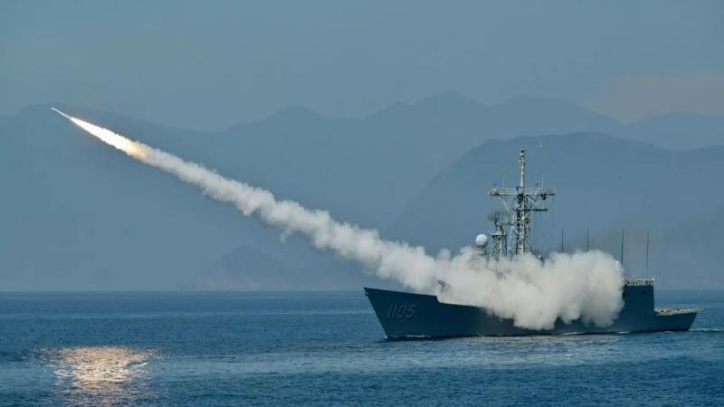 الحوثيون يعلنون إصابة 8 أشخاص في غارات أمريكية على صنعاء الحوثيون يعلنون إصابة 8 أشخاص في غارات أمريكية على صنعاء