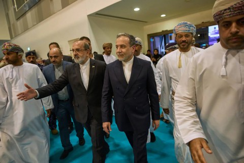 بعد الحديث عن “تقدم إيجابي”.. مسقط تحدد موعد الجولة الرابعة من المفاوضات بين واشنطن وطهران بشأن البرنامج النووي بعد الحديث عن “تقدم إيجابي”.. مسقط تحدد موعد الجولة الرابعة من المفاوضات بين واشنطن وطهران بشأن البرنامج النووي