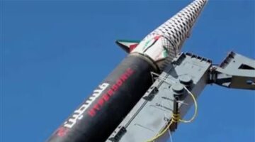 «من اليمن إلى تل أبيب».. الحوثيون يعلنون استهداف قاعدة نيفاتيم الإسرائيلية بصاروخ باليستي