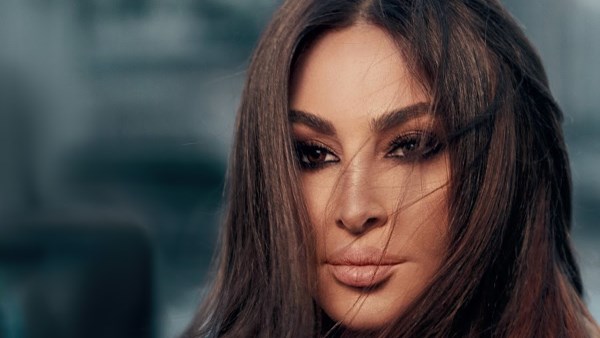 بالشراشيب.. إليسا تثير الجدل بفستان ذهبي سعره صادم بالشراشيب.. إليسا تثير الجدل بفستان ذهبي سعره صادم