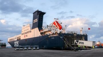 بخضروات وفواكه وأقمشة.. السفينة OLYMPOS SEAWAYS تغادر ميناء دمياط متجهة إلى أوروبا