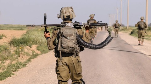 أزمة حادة تعصف بالجيش الإسرائيلي ويعجز عن إيجاد أي حلول لها.. أين تختفي الأسلحة؟ ومن يسرقها؟