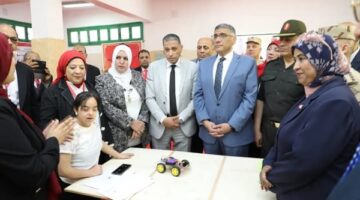 بالصور.. محافظ ومدير تعليم الجيزة يفتتحان معرض «صنع بالتعليم الفني» بمدرسة إمبابة