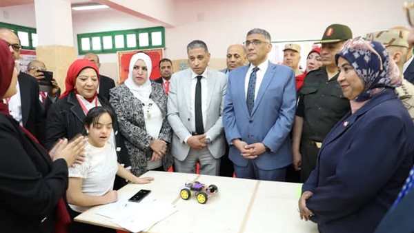 بالصور.. محافظ ومدير تعليم الجيزة يفتتحان معرض «صنع بالتعليم الفني» بمدرسة إمبابة بالصور.. محافظ ومدير تعليم الجيزة يفتتحان معرض «صنع بالتعليم الفني» بمدرسة إمبابة