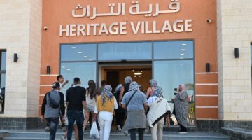 استمرار توافد السائحين والزوار على معرض التراث البدوي بالقرية التراثية في شرم الشيخ