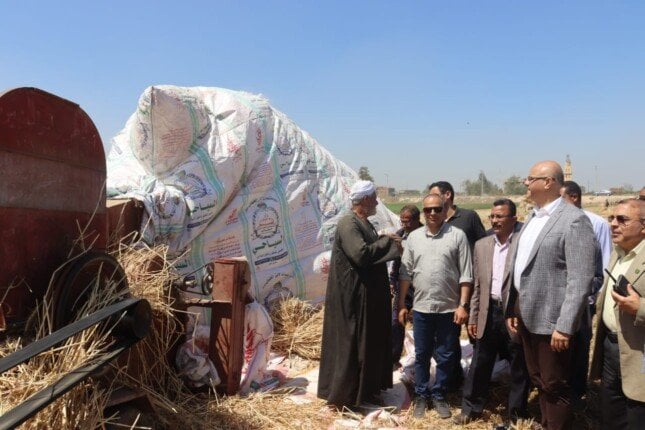 محافظ القليوبية يتفقد صوامع القمح ويطمئن المزارعين: موسم واعد وإنتاج وفير محافظ القليوبية يتفقد صوامع القمح ويطمئن المزارعين: موسم واعد وإنتاج وفير