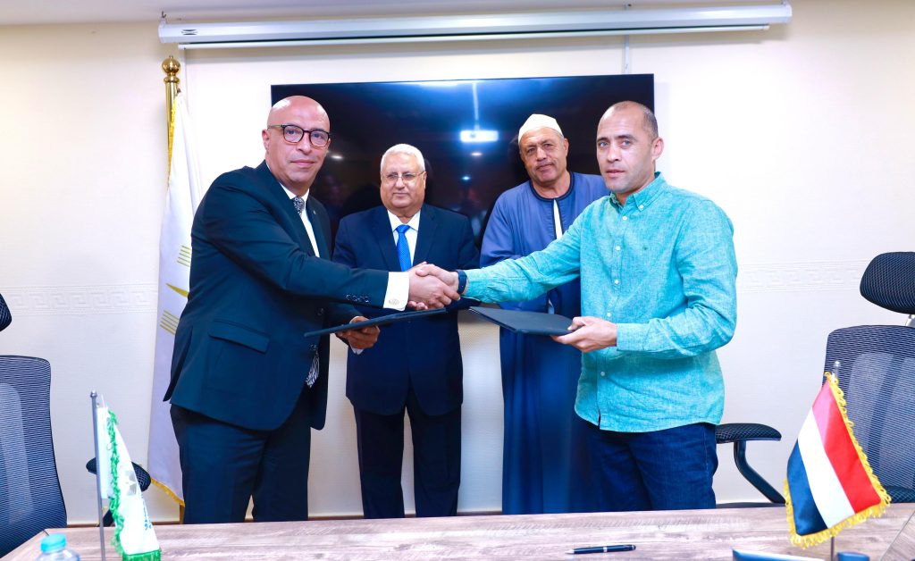 البنك الزراعي المصري يوقع بروتوكولا لتمويل صغار المربين لشراء رؤوس الماشية المحسنة وراثياً بعائد 5 % ولمدة 5 سنوات البنك الزراعي المصري يوقع بروتوكولا لتمويل صغار المربين لشراء رؤوس الماشية المحسنة وراثياً بعائد 5 % ولمدة 5 سنوات