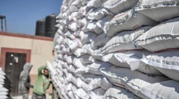 الأونروا تعلن نفاد إمداداتها من الطحين في قطاع غزة